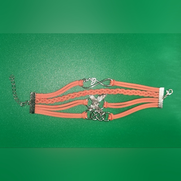 THE GRINCH × THE REVOLUTION COSMETIC BAG & BRACELET CHRISTMAS BUNDLE ✨️🎄 - Picture 2 of 4